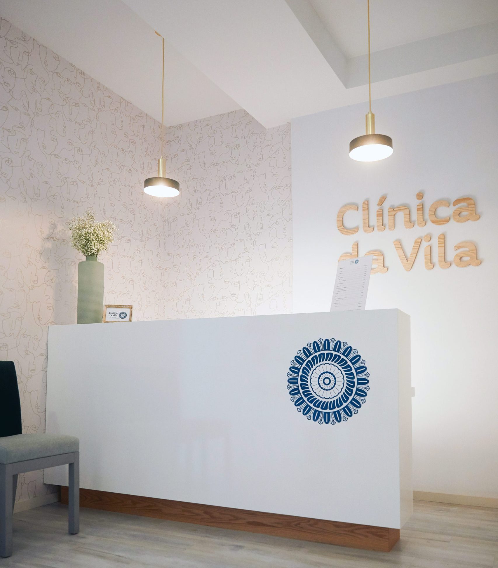 Recepção da Clínica da Vila com mandala azul